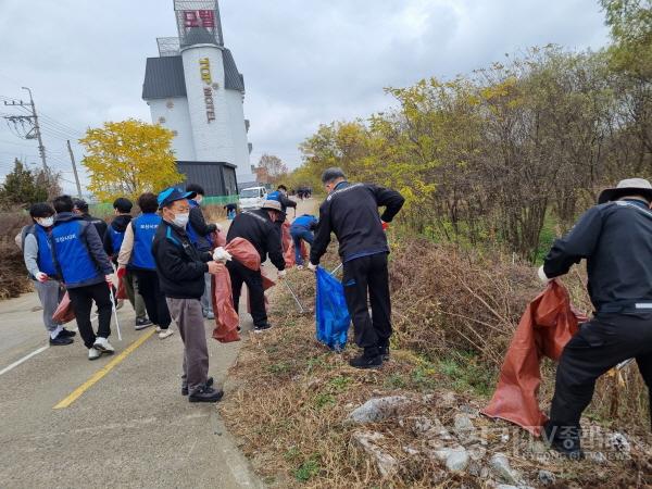 [크기변환]3-1 경기도자동차전문정비사업조합 오산천 환경정화 활동.jpg