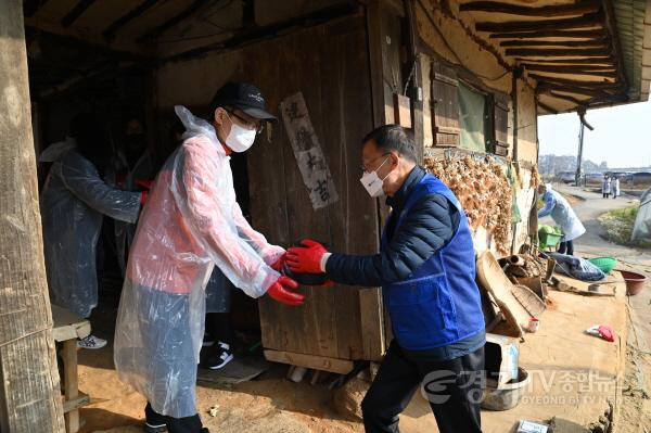 [크기변환]사본 -(보도사진) 노사합동 사랑의 연탄나눔 봉사활동 실시1 (1).jpg