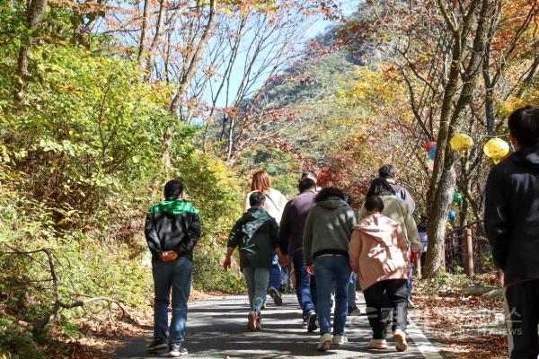 [크기변환]사본 -4-2. 관내 한 장애인거주시설 입소자들이 제천 덕주사 단풍길을 걷고 있는 모습.jpg
