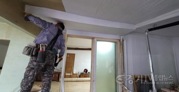 [크기변환]사본 -추가지역02- 산북면 지역사회보장협의체, “집수리 희망 가(家)꿈” 추진  (1).jpg