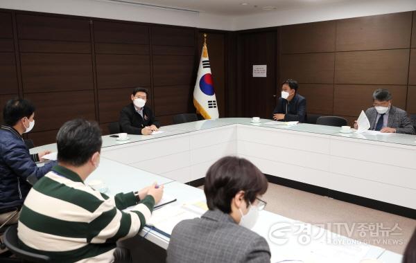 [크기변환]사본 -18-3. 이상일 용인특례시장이 관내 운수업체와 긴급 회의를 열어 광역버스 입석 승차 금지 대책을 논의하고 있다..jpg