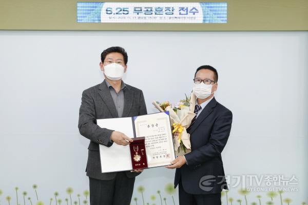 [크기변환]사본 -11. 이상일 용인특례시장은 18일 고(故) 김원환 병장의 조카 김주창씨에게 대신 화랑무공훈장을 전수했다..jpg