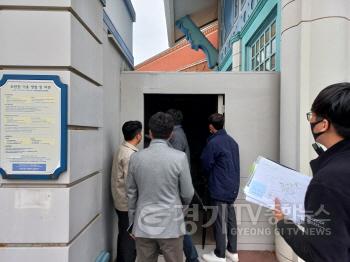 [크기변환]사본 -5. 시 관계자들이 에버랜드에서 불법증축물 설치 여부를 점검하고 있다..jpg