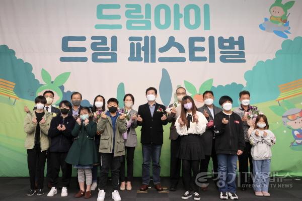 [크기변환]사본 -1.이상일 용인특례시장이 26일 드림스타트 후원자들에게 감사패를 수여한 후 기념촬영을 하고 있다.jpg