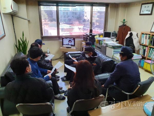 [크기변환]사본 -공동주택 방범 및 소방안전교육(교육수강 중인 관리사무소 직원).jpg