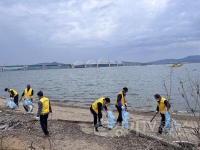 [크기변환]사본 -11-29-6-2_평택시_현덕면_주민자치위원회_환경정화_활동_및_방역활동_실시.jpg