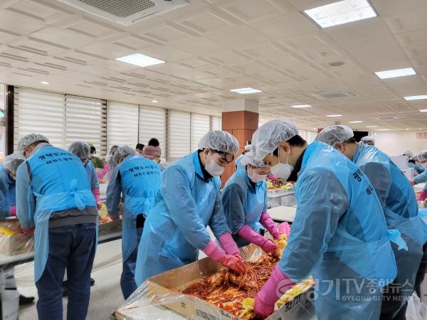 [크기변환]사본 -이미지2(2022 온마을협의체 희망김치 나눔봉사).jpg