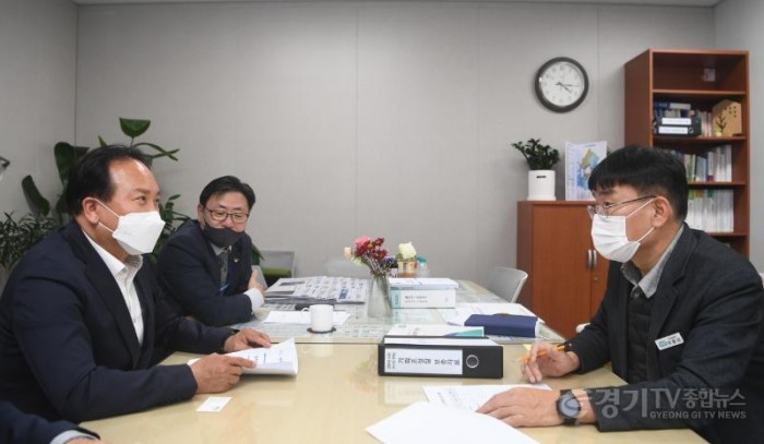 사본 -1-1 (좌)이권재 시장, (좌옆)김능식 오산부시장, (우)도청  우종민 예산담당관.jpg