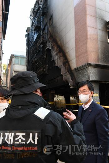[크기변환]사본 -19.이민근 안산시장, 단원구 와동 주택가 화재 현장 긴급 점검…사고 수습·피해자 지원에 최선(이민근 시장이 2일 와동 화재현장을 방문해 현황을 보고받고 있다.).jpg