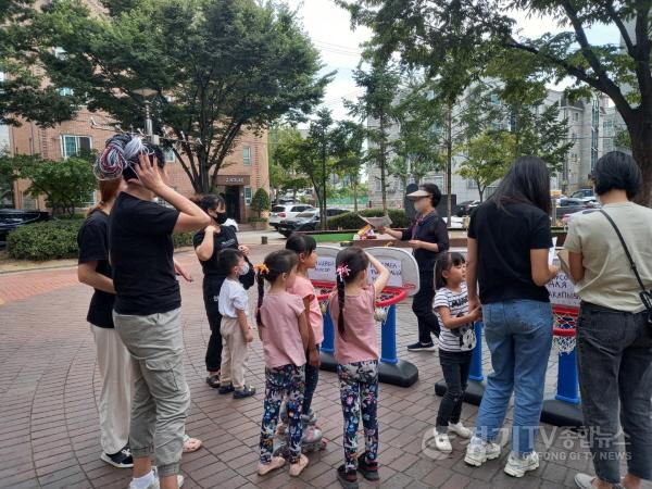 [크기변환]사본 -1. 안성시 깨끗한 경기 만들기 최우수 3년 연속 선정2-외국인 대상 쓰레기 분리배출 교육 모습.jpg