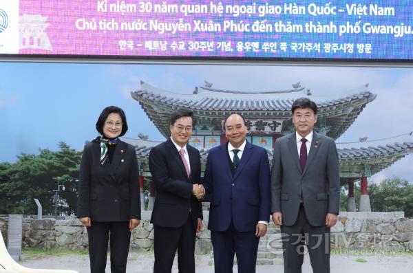 [크기변환]사본 -응우옌 쑤언 푹 베트남 국가주석 접견.jpg