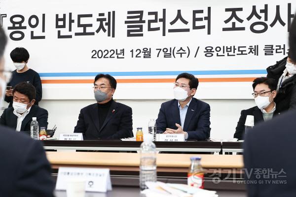 [크기변환]사본 -이상일 용인특례시장이 7일 정진석 국민의힘 비상대책위원장 등과 용인 반도체클러스터 조성 사업에 대해 이야기하고 있다..jpg