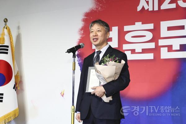 [크기변환]사본 -8-1. 이희준 용인특례시 제1부시장이 제23회 보훈문화상 시상식에 참석해 수상 소감을 말하고 있다..jpg