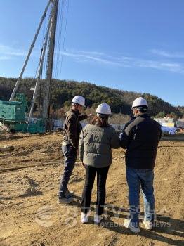 [크기변환]사본 -6-1. 시 관계자들이 관내 한 건설현장을방문해 현장 담당자로부터 협약사항에 관련된 설명을 듣고 있다..jpg