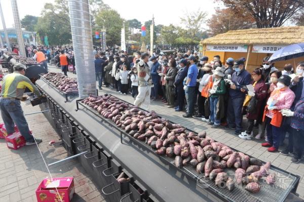[크기변환]사본 -추가01- 여주시고구마연구회 여주신세계프리미엄아울렛에서 군고구마 불우이웃돕기 행사.jpg