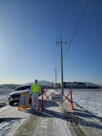 [크기변환]사본 -1. 긴급 예방적 살처분 및 방역조치 강화2(출입통제하는모습).jpg