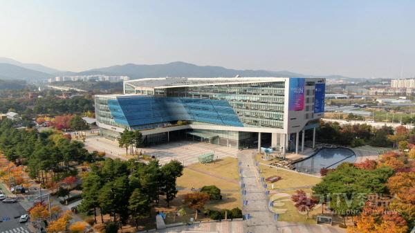 [크기변환]사본 -건축과-새로운 도시 브랜드 개발하는 성남시 시청 전경.jpg