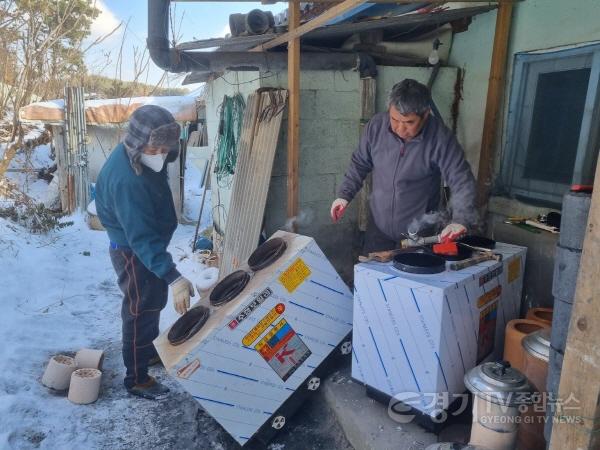 [크기변환]사본 -추가지역03- 오학동지역사회보장협의체, 저소득가구 연탄보일러 교체지원 (1).jpg
