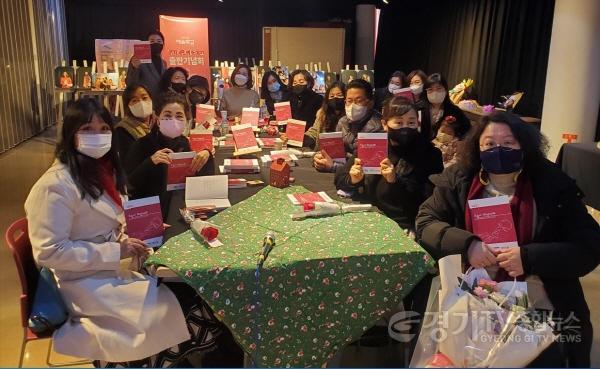 [크기변환]3-1 오산문화재단‘오늘이 화양연화’출판기념회 열어.jpg