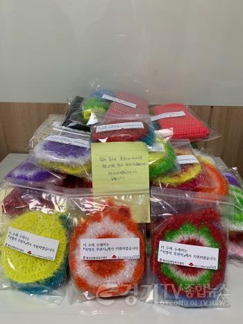 [크기변환]사본 -12-23-10_익명_기부천사_평택시_팽성읍에_손뜨개_목도리와_수세미_기부.jpg