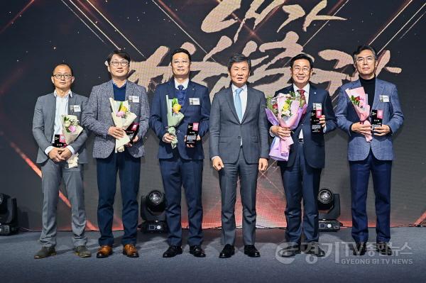 [크기변환]사본 -01 전진선 양평군수 2022 KFA어워즈 수상(2).jpg