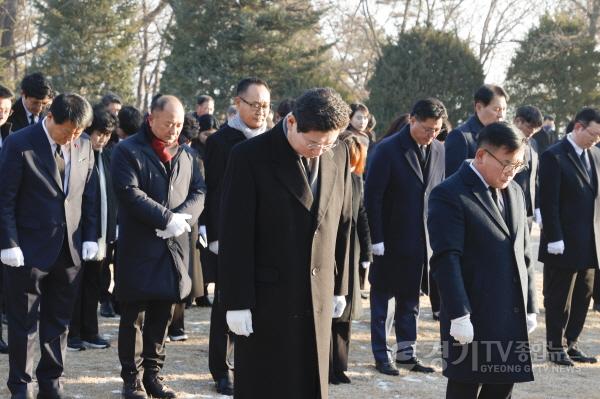 [크기변환]사본 -2.이상일 용인특례시장과 윤원균 용인특례시의회 의장 등 90 여 명이 1일 처인구 남동 용인중앙공원을 방문해 현충탑에 헌화하고 참배하고 있다..jpg
