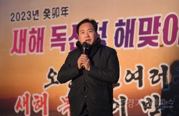 [크기변환]3-2 독산성해맞이서 새해 각오를 다지는 이권재 시장.jpg