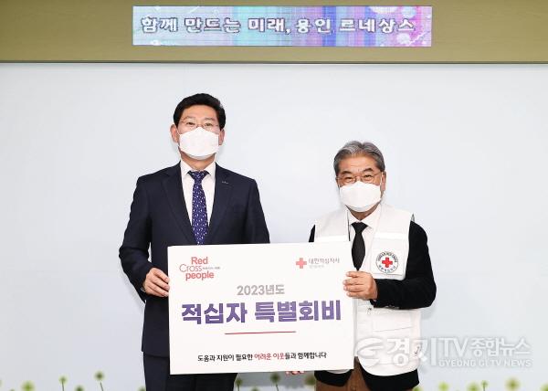 [크기변환]사본 -6-1. 이상일 용인특례시장과 이재정 대한적십자사 경기도지사 회장이 기념촬영을 하고 있다.jpg
