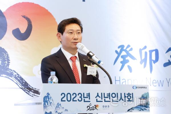 [크기변환]사본 -2-1. 이상일 용인특례시장이 용인상공회의소 신년인사회에서 인사말을 하고 있다..jpg