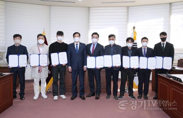 [크기변환]사본 -[사진자료] 하남시의회, 정책지원팀 신설 등 제9대 의회 첫 조직개편 단행에 따른 지난 2일 임용장 수여식 모습(사진_하남시의회 제공).jpg