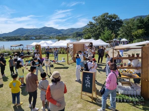 [크기변환]사본 -4-1. 관광두레사업에 참여하고 있는 협동조합 문화와 함께가 지난 2021년부터 개최하고 있는 용담호수 뚝마켓.jpg