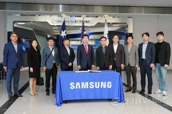 [크기변환]사본 -6-1. 이상일 용인특례시장이 삼성전자 오스틴 공장에서 관계자들과 기념촬영을 하고 있다. (이 시장 좌측이 전병구 삼성 오스틴법인 상무, 우측이 구본영 삼성 오스틴법인 법인장).jpg