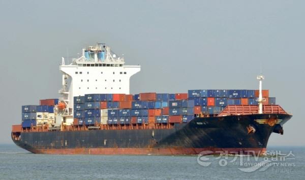 [크기변환]사본 -2-2_세계_3위_프랑스_선사_컨테이너선_평택항에_정기입항.jpg