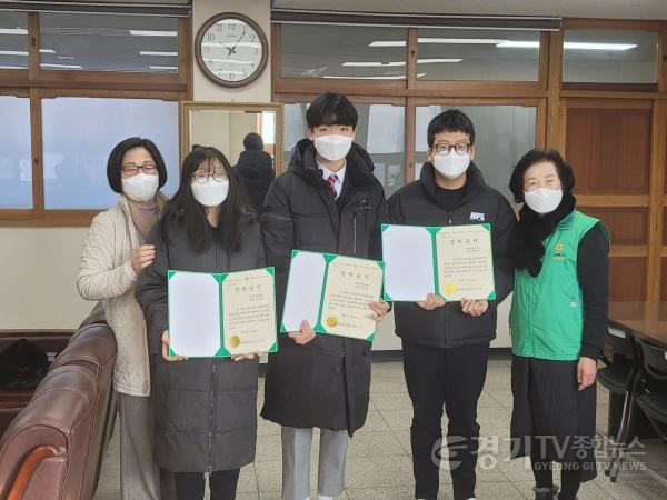 [크기변환]사본 -5. 양지면 새마을부녀회가 용동중학교 졸업생 3명에게 장학금 90만원을 전달했다. 2.jpg