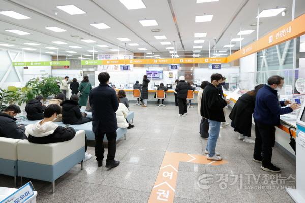 [크기변환]사본 -2-1. 시청 민원실에 많은 민원인들이 여권을 신청하기 위해 대기하고 있는 모습.jpg