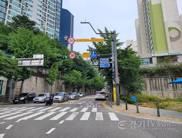 [크기변환]사본 -5. 용인특례시가 어린이보호구역 27곳에 무인단속카메라를 설치한다. 사진은 수지구 상현동 서원초 앞에 카메라가 설치된 모습.jpg