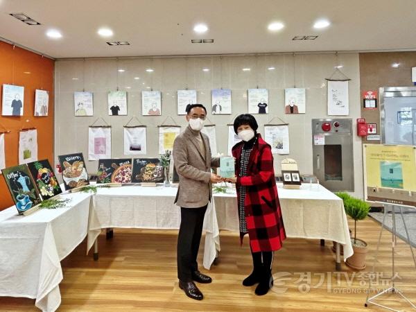 [크기변환]사본 -6. 도서관 관계자가 박인선 반딧불이 대표와 나도 시인 전시회장에서 기념촬영을 하고 있다2.jpg