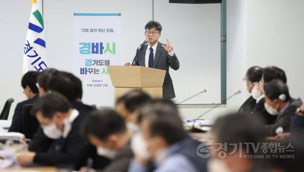 [크기변환]사본 -15일+기회경기+혁신포럼+‘경바시’에서+염광희+아고라+에네르기벤데+한국+프로젝트+매니저가+탄소중립+및+에너지+전환+정책을+주제로+발.jpg