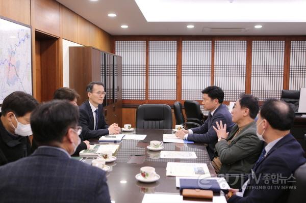 [크기변환]사본 -10_정장선_평택시장_홍기원_국회의원_환경부_한강유역환경청장과_하천_지역현안_해결위해_머리맞대.jpg