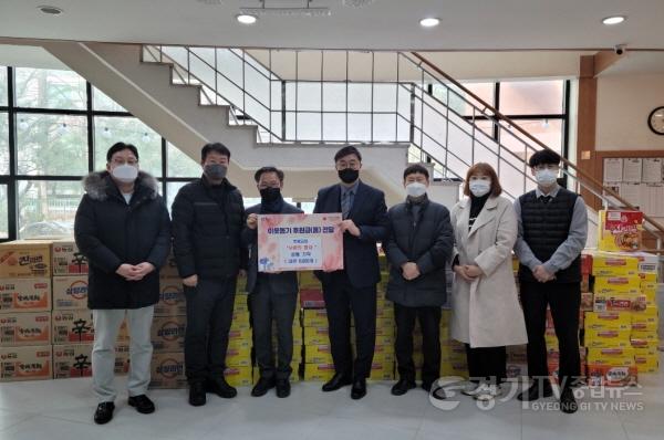 [크기변환]사본 -3. 수지구 죽전2동에서는 같은 날 로뎀교회(목사 김진철)에서 성탄절 라면 콘서트를 열어 모은 라면 6560개(450만원 상당)를 기탁했다..jpg