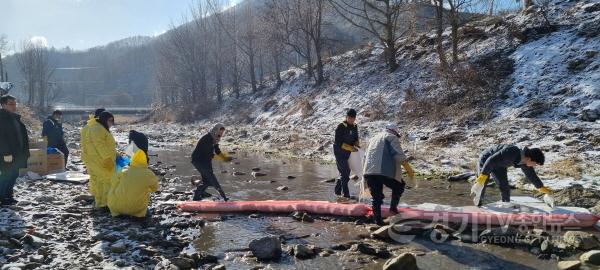 [크기변환]사본 -10. 20일 이동읍 행정복지센터 직원들과 이장협의회, 주민자치위원회 위원들이 화재로 오염된 용덕사천 정화 활동을 하고 있다..jpg