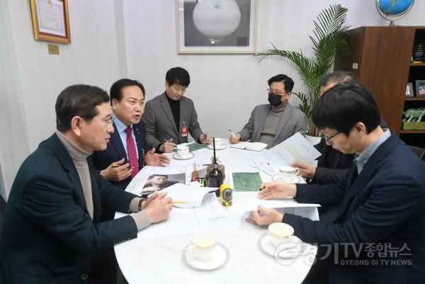 [크기변환]사본 -1-2 이권재 오산시장김학용 국회의원간담회 모습.jpg