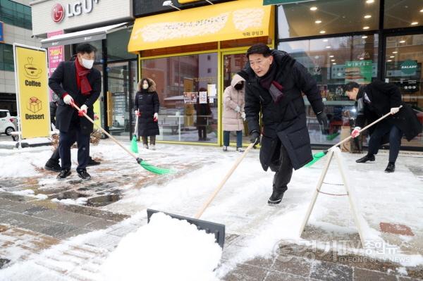 [크기변환]사본 -20230126 김기정 의장 제설 작업 참여 1.jpg