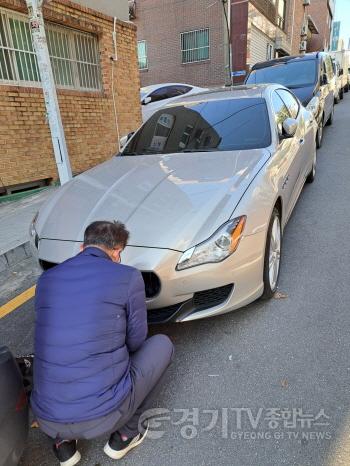 [크기변환]사본 -세원관리과-성남시 공무원이 체납 차량 번호판을 떼고 있다.jpg