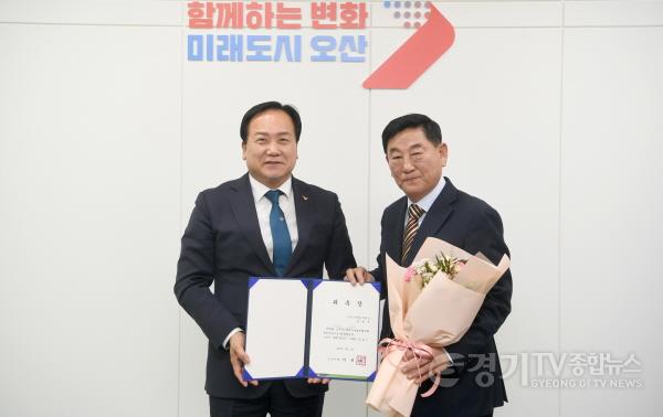 [크기변환]4 남대성 전 오산시의원, 오산시 지속가능발전협의회 상임의장 위촉.jpg