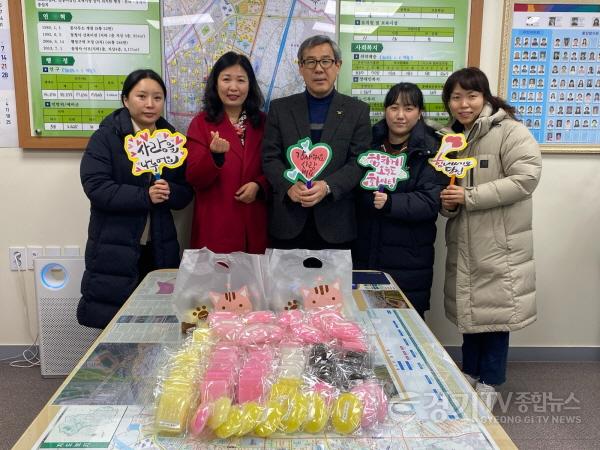 [크기변환]사본 -2-1 시립나리어린이집, 수제비누 100개 기탁 (1).jpg