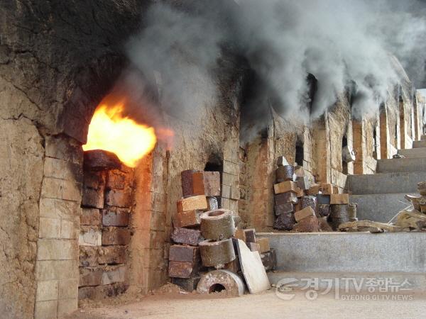 [크기변환]사본 -(사진자료) 전통 가마 소성 모습.jpg
