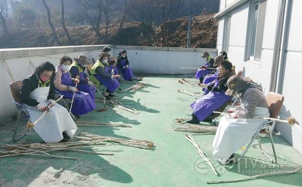 [크기변환]사본 -03 단월면 명아주 지팡이 체험행사(2).jpg