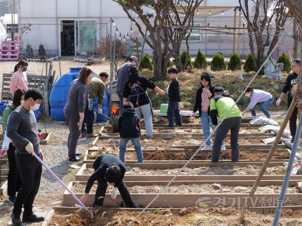 [크기변환]사본 -6. 용인특례시가 격무직군 가족을 대상으로 진행한 치유농업 프로그램 참가자들이 텃밭을 가꾸고 있다.jpg