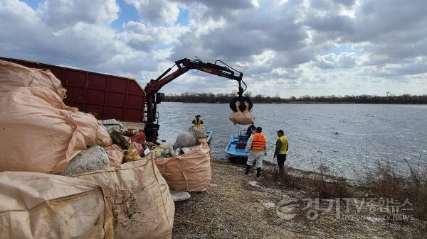 [크기변환]사본 -10-2_평택호_어업인단체_새봄맞이_평택호_환경정화_활동.jpg